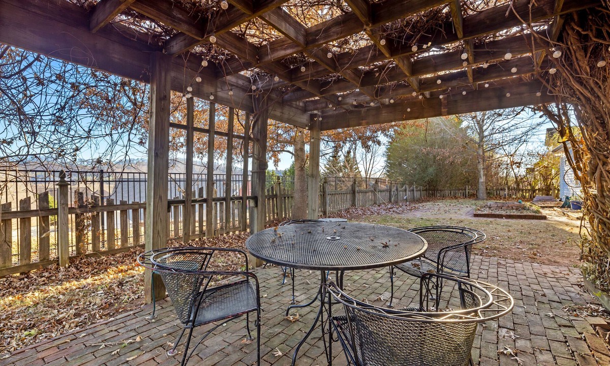 Knoxville House | This house is a 4 bedroom(s), 2 bathrooms, located in Knoxville, TN.
