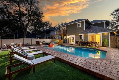 Seminole House | Tiki Bar Pool Putt Putt 1 Mile from BEACH
