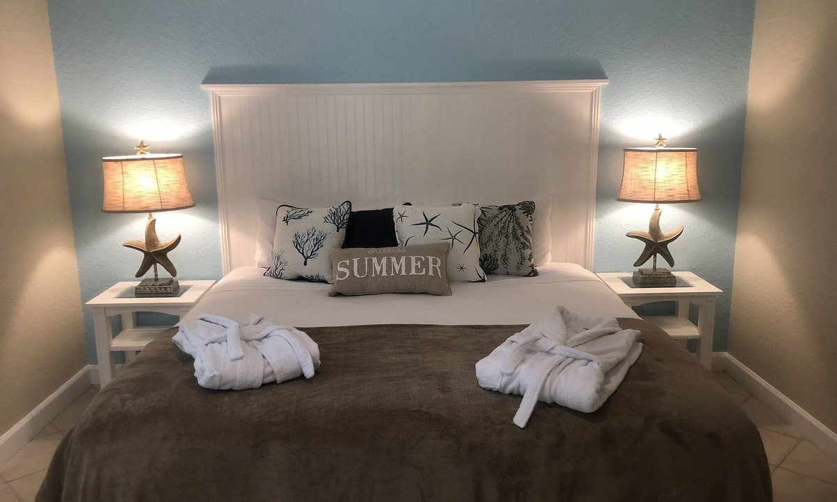 Englewood Apartment | Tiki Life ! Relax and Enjoy w/m discount! Close to beaches without the costs!