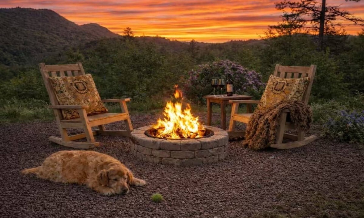 Cullowhee House | Tiny House. Big Cal King Ancient Mtn Views, Fenced Yard, 2Plufl TV Lounge Loft