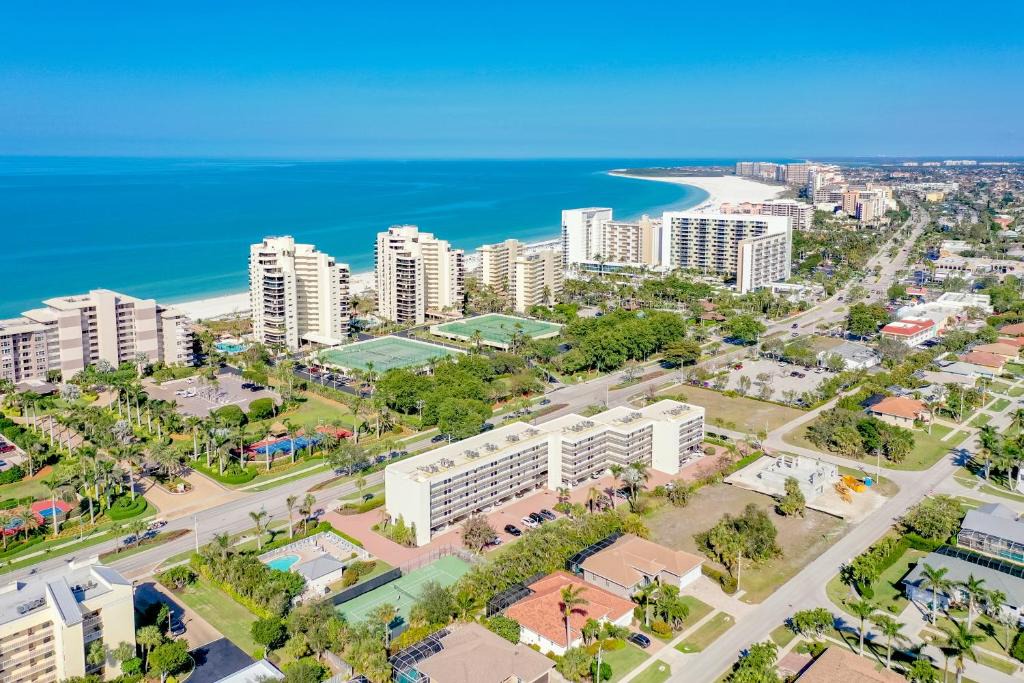 Marco Island Apartment | Top Floor 2 Bed Condo I Close Walk to Beach