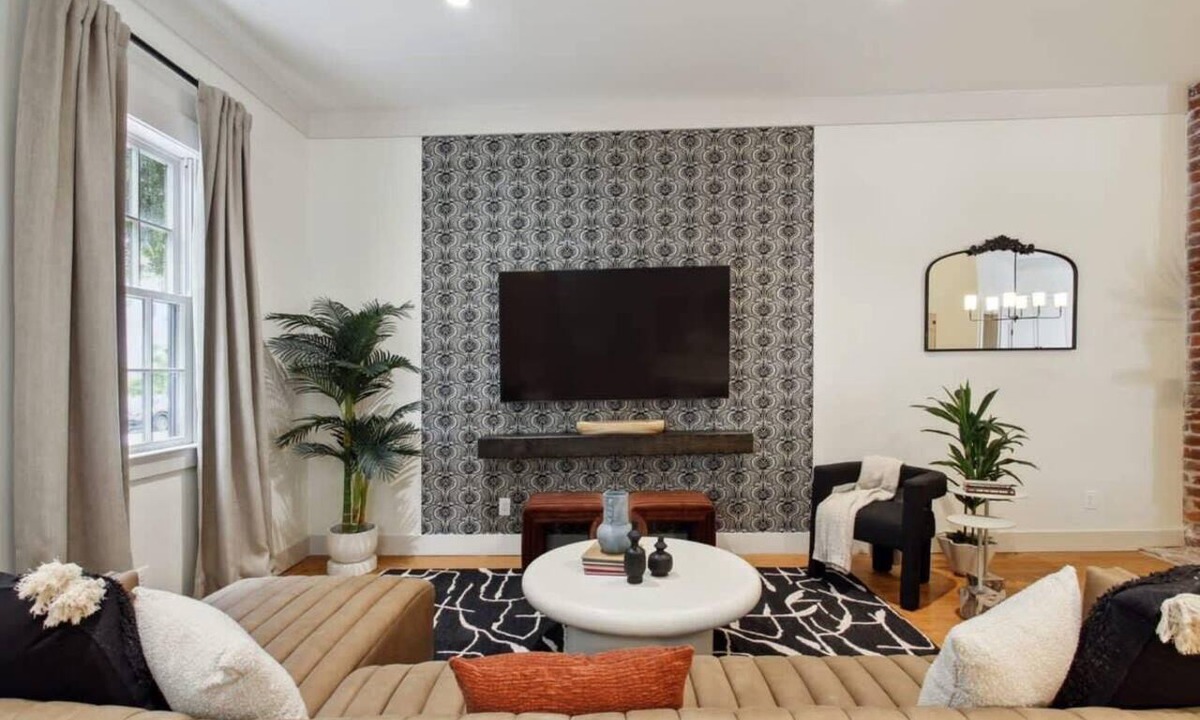 Old West Broad Neighborhood Condo | Townhome Combo Near Forsyth Park | Parking