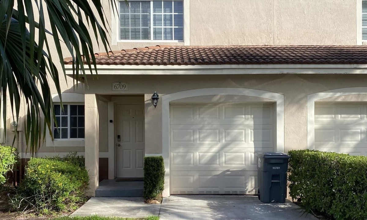 Jog Road House | Townhouse with Grill near Delray Beach