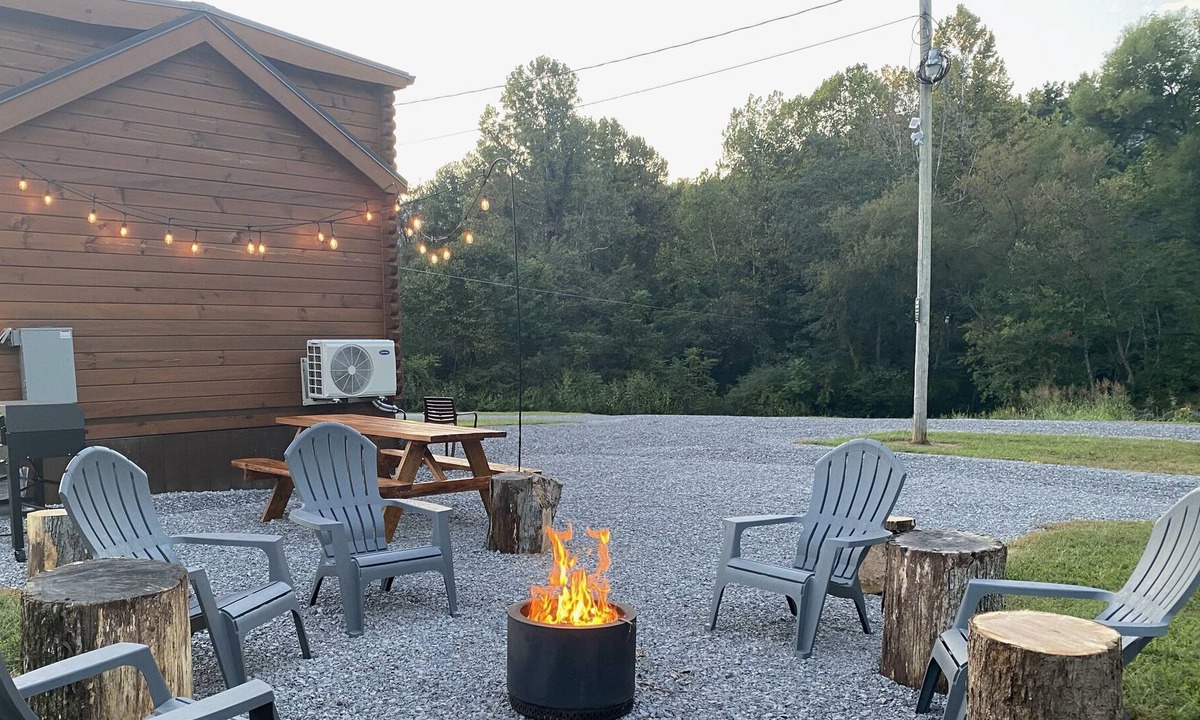 Ashley Oaks Cabin | Trail 22 lodge. Direct access to Windrock Trail.