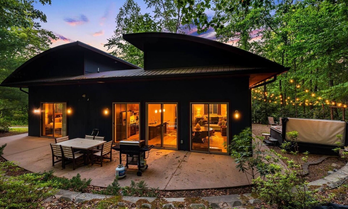 Bent Creek House | Trail on Property, Amazing AVL Location, & Hot Tub