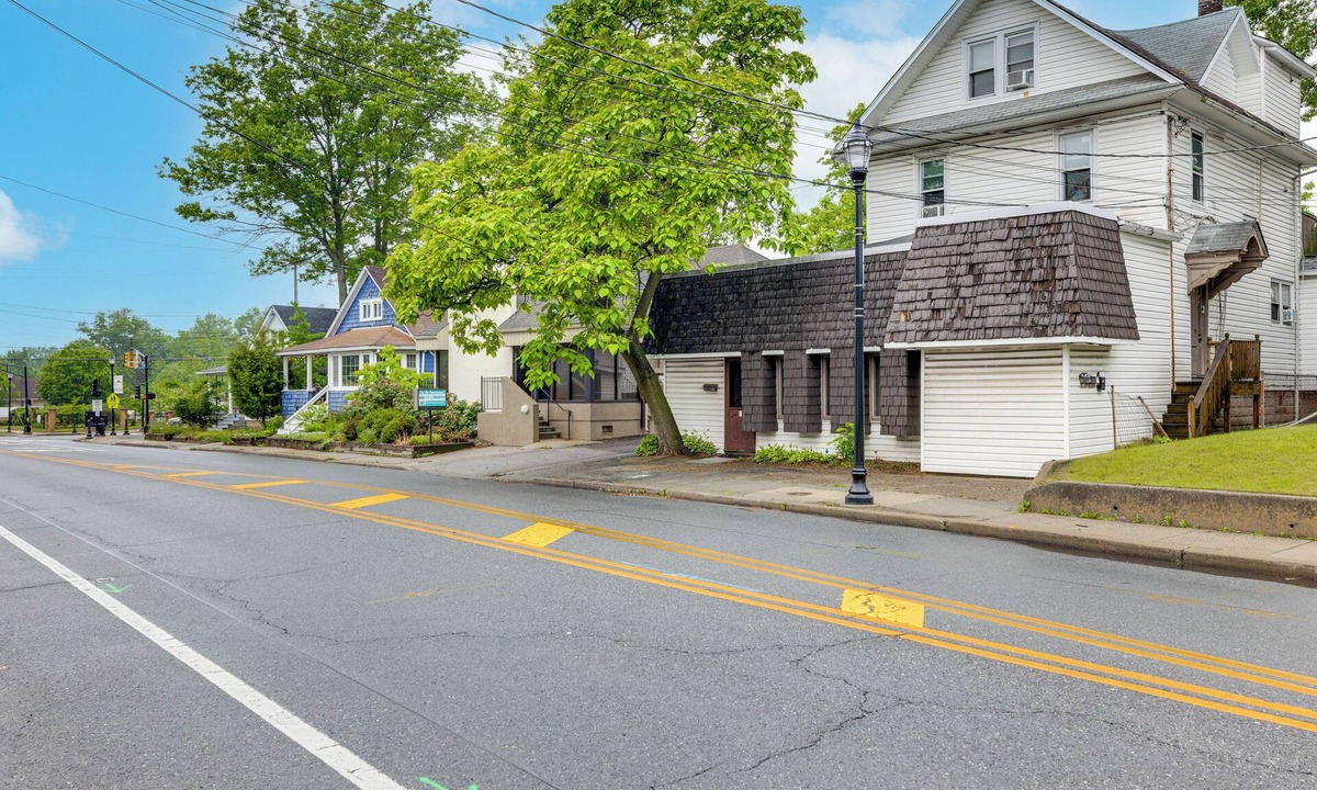 Barrington Apartment | Train to Philly! Pet-Friendly Unit in Barrington