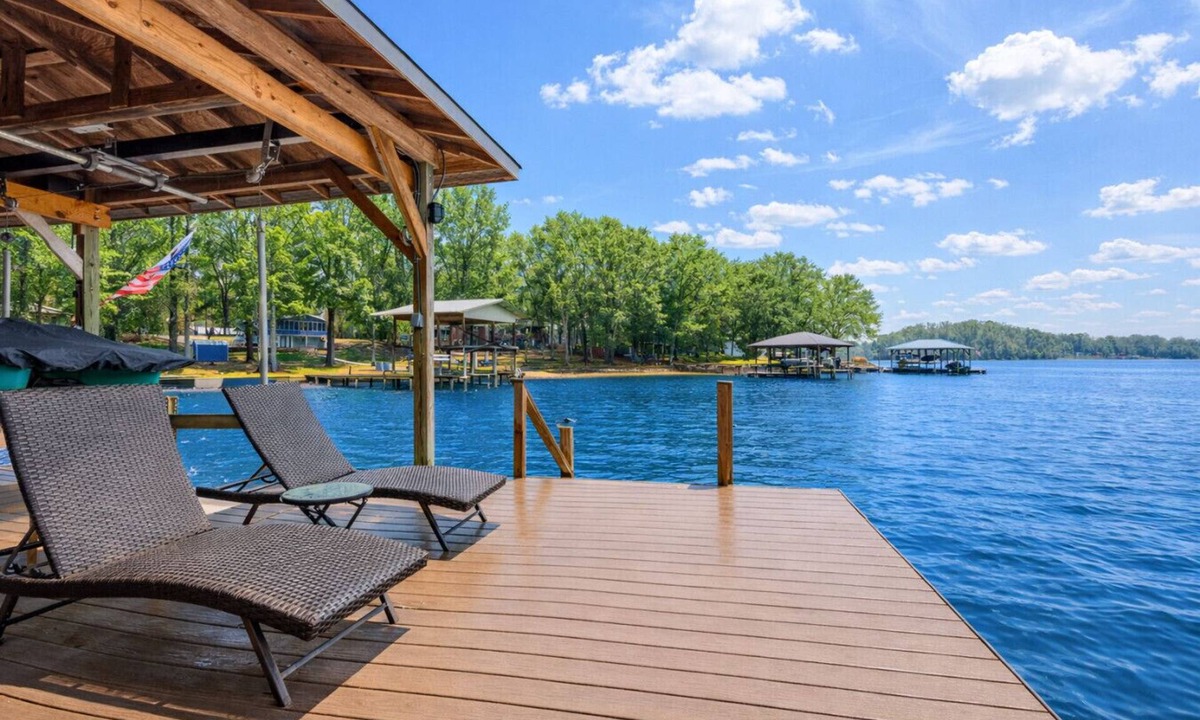 Ten Mile House | Tranquil Terrace at Watts Bar Lake