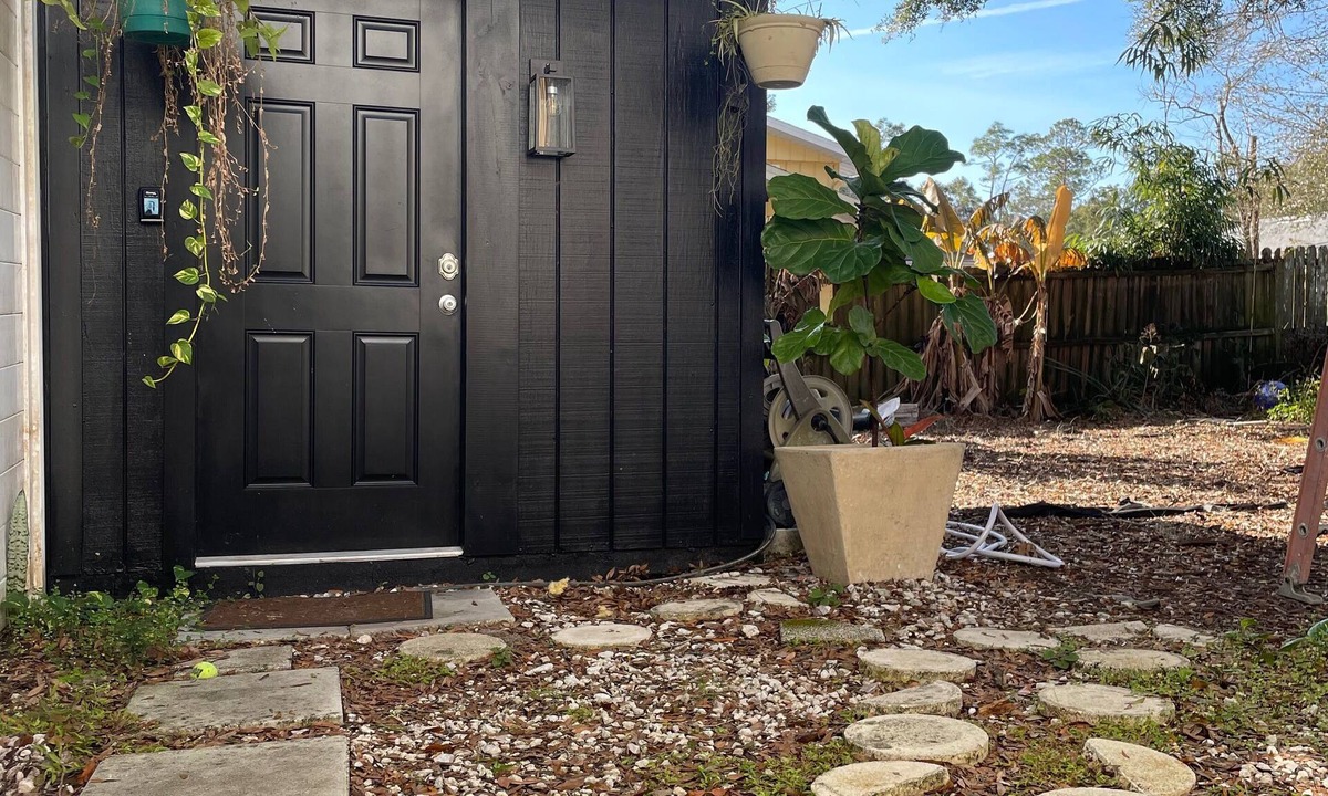 Orange City House | Tranquil Tiny Retreat: Escape to Rural Suburbia's Hidden Gem!