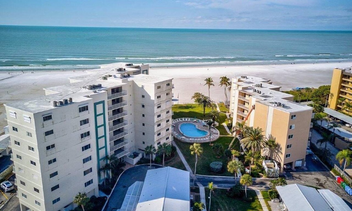 Siesta Key Villa | Tranquil villa with private beach, 2br/2ba 3 pools, complex on beach! Renovated