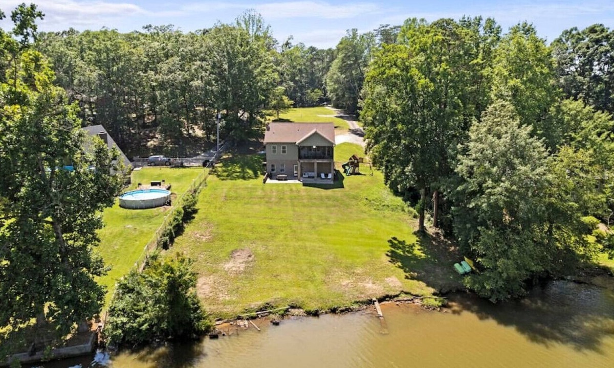 Easley House | Tranquility on the Lake- Greenville Lakehouse!