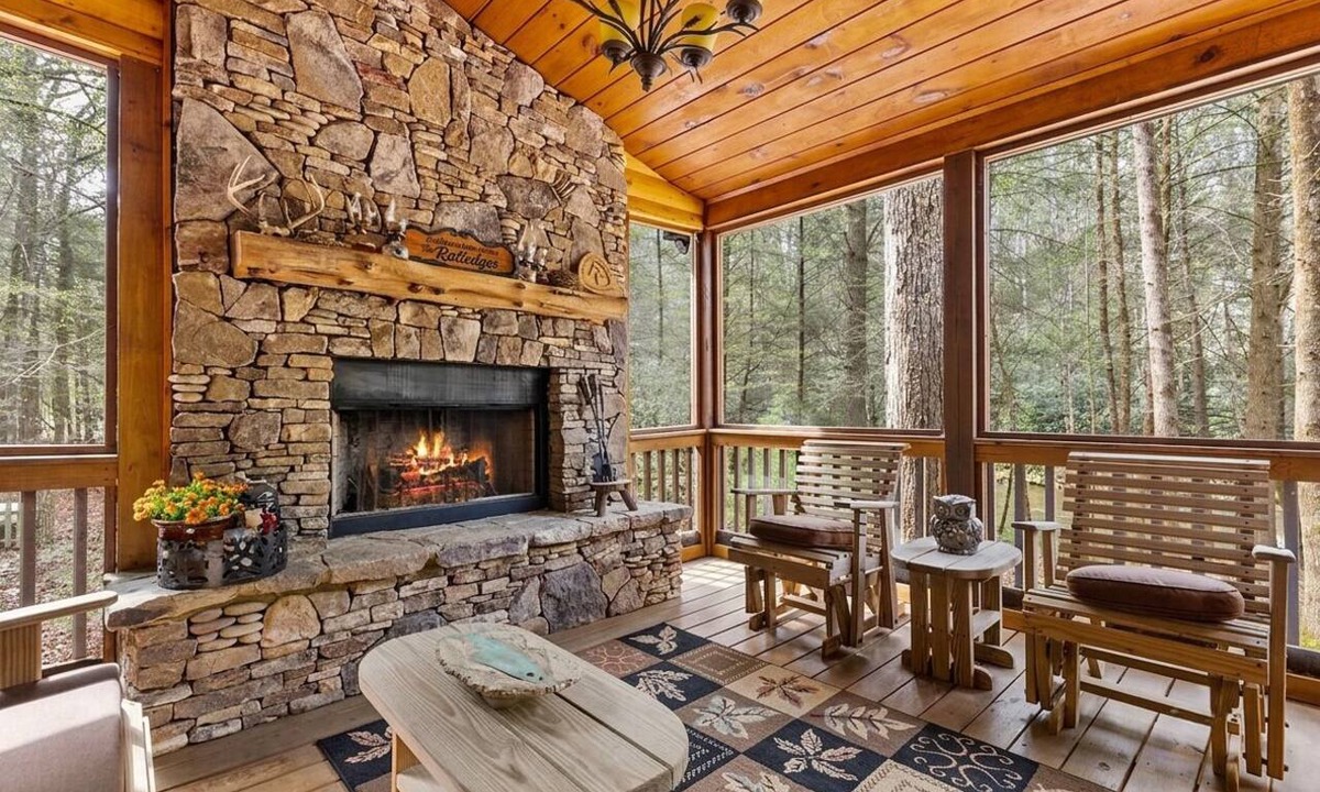Suches House | Tranquility on the Toccoa River - Dog-friendly, 4BR cabin w/hot tub in Suches!