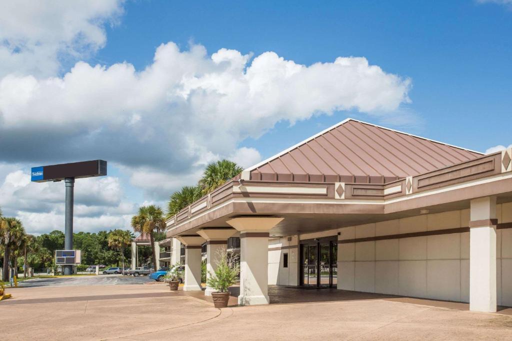 Plantation Estates Hotel | Travelodge by Wyndham Deltona