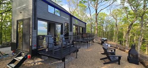 Tallassee House | Tree House views of the Smoky Mountains Family