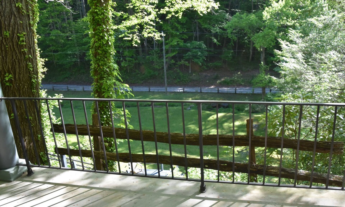 Skyland Cabin | Treehouse in the woods Hot Tub! Fire Pit! Sleeps 6