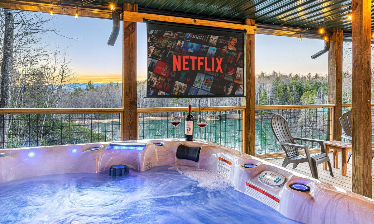 Brevard Cabin | Treetop Lakehouse |Hot Tub+Sauna+Games+Kayak