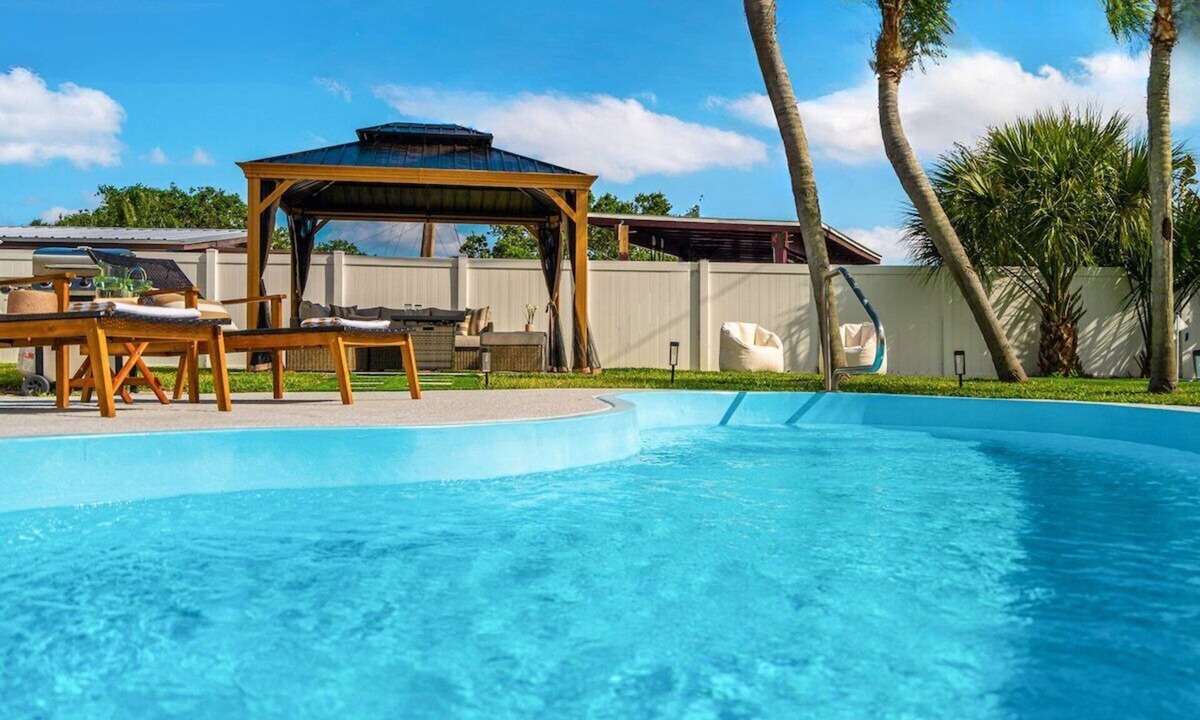 Florida North Atlantic Coast House | Tres Palmas · Luxury 4BR Oasis: Pool, Hot Tub, Beach & Golf!