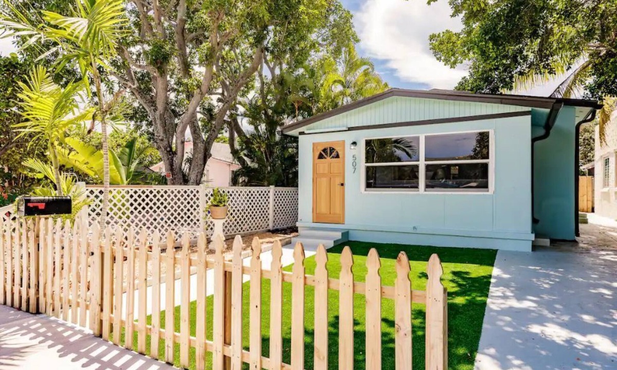 Mango Groves House | Tropical Bungalow, Walk to Lake Ave & Beach