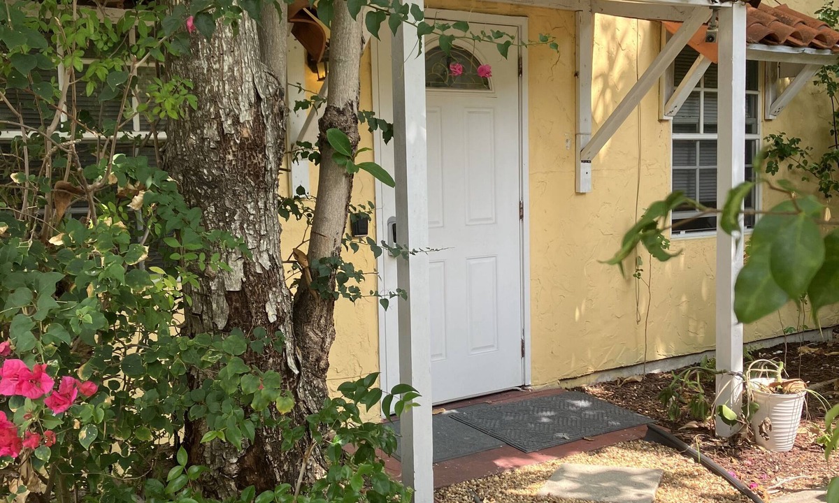 El Cid Cottage | 🌴Tropical Cottage, In The Lovely Palm Beach Historic District LOCATION!