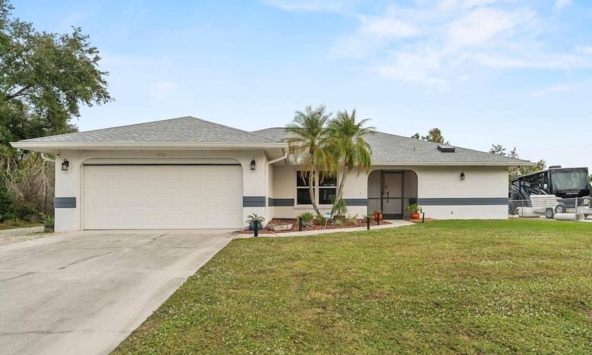 Port Charlotte House | Tropical Getaway for 8!