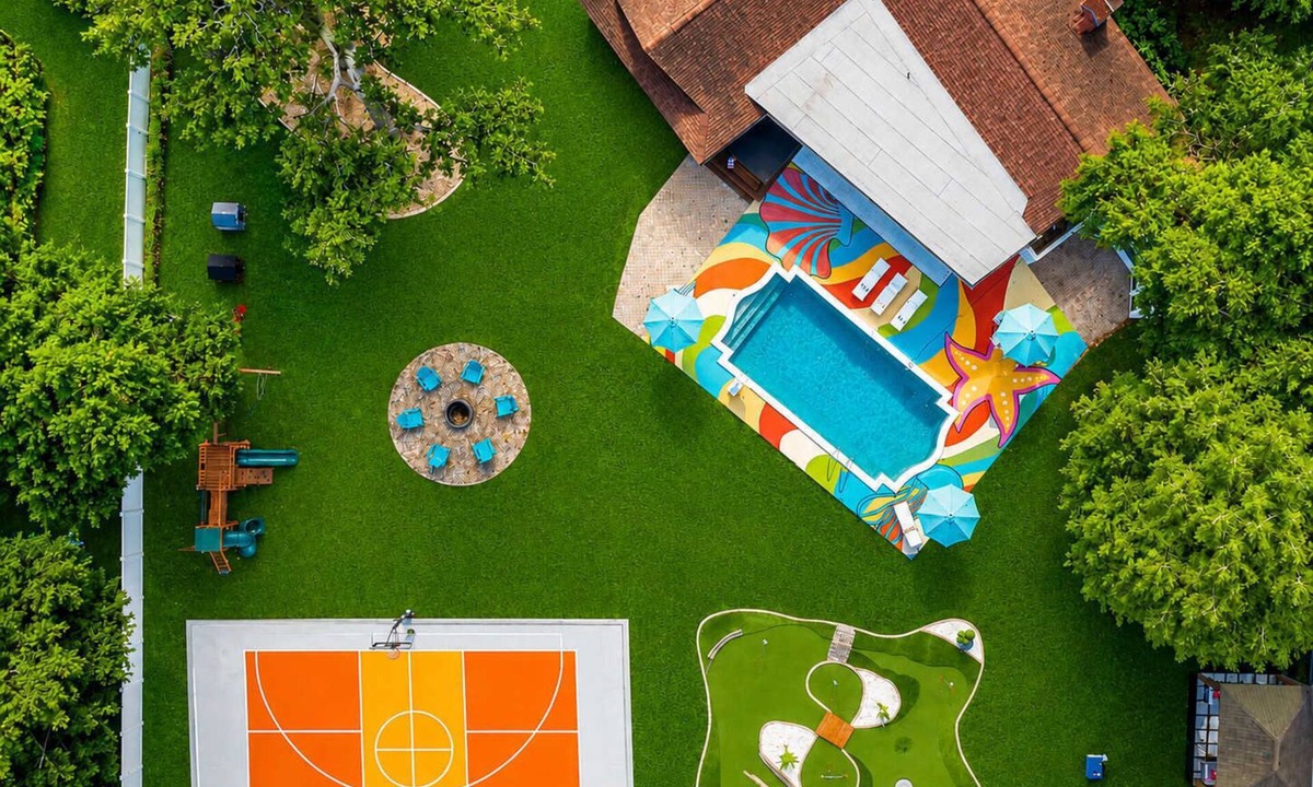 Clearwater House | Tropical getaway w Pool, Pickleball & Game Room
