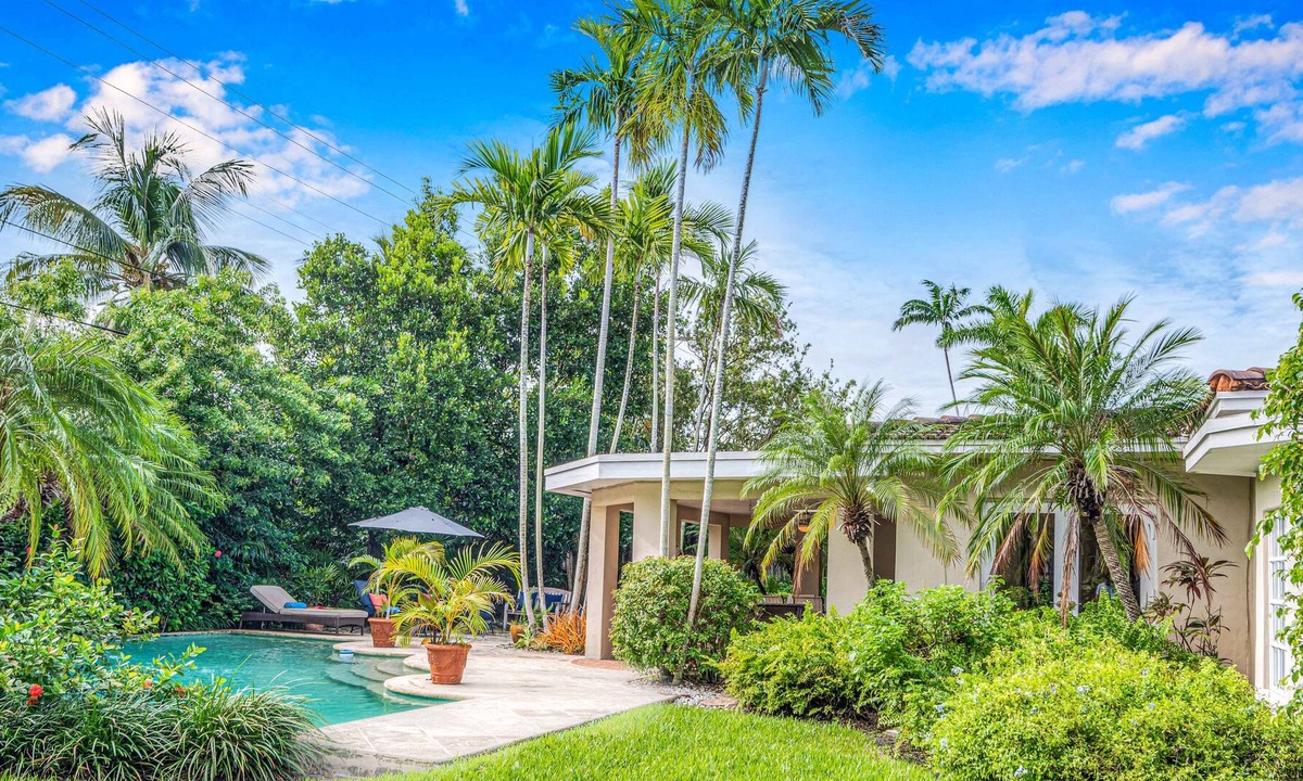 Harbor Beach House | Tropical Oasis | Beach Proximity | Heated Pool | Quiet Neighborhood | Lake Key | H0MES