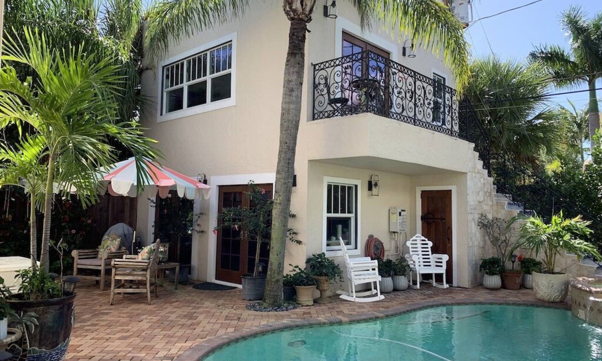 Central Park Cottage | tropical poolside cottage -minutes from beaches & downtown