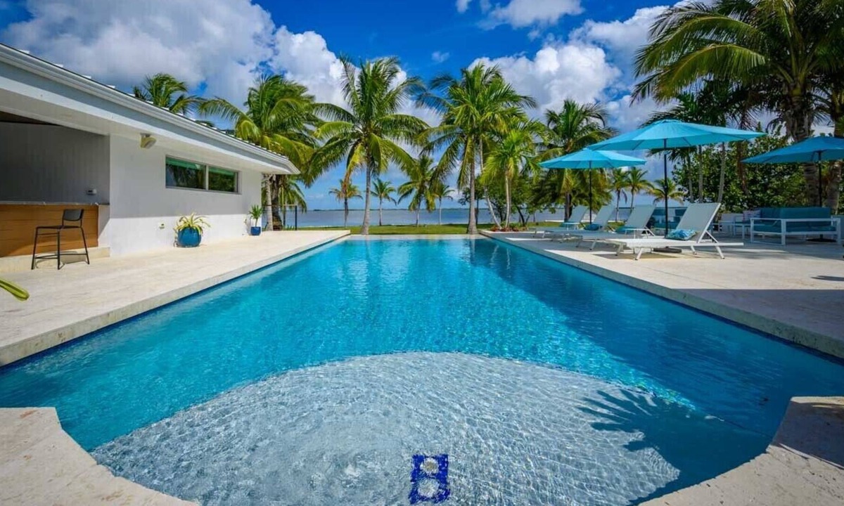 Whispering Pines House | Tropical Shores | Sublime resort-style retreat with 3 bed/3.5 baths