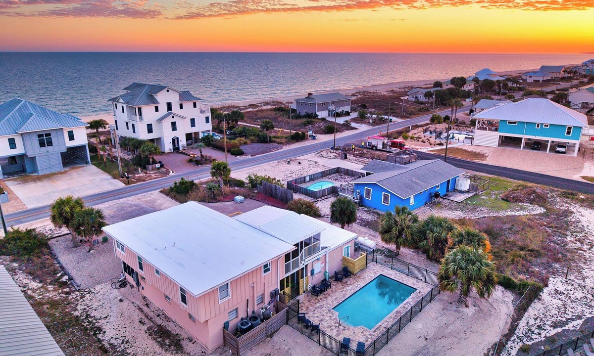 East End House | TROUT Steps to beach. Lovely two bedroom with screened porch and pool.