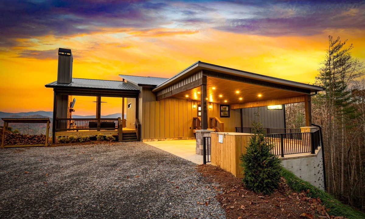 Ridgeline Vistas Cabin | Tune Inn - Pet Friendly | Mtn View | Hot Tub | Game Room