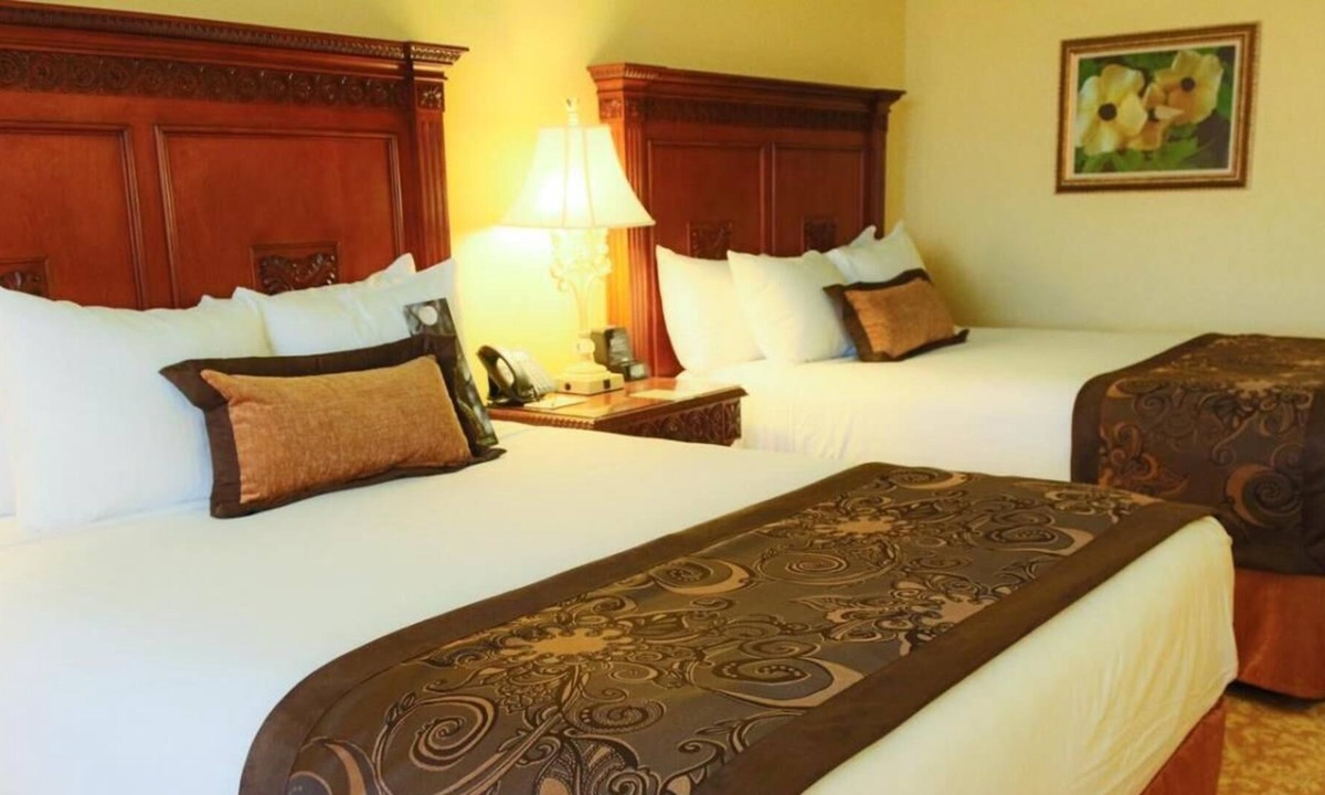 Orlando House | Ultimate Adventure in Florida! 2 Great Units, Pools, Restaurants, Hot Tub