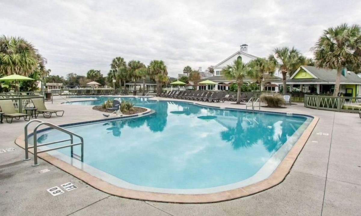 Crystal River House | Ultimate Family Getaway! Amazing Room w/ 2 Double Beds, Outdoor Pool