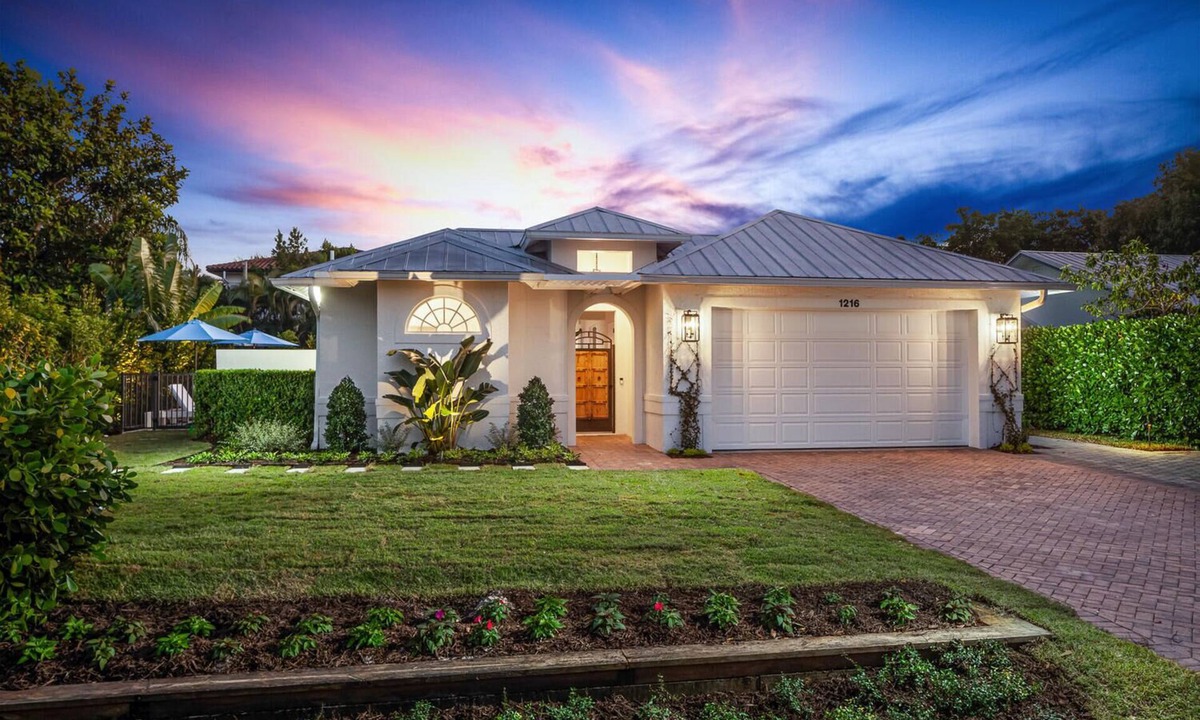 Central Naples House | Ultimate Naples Getaway - Guest Cabana, Heated Pool & Walk to Everything