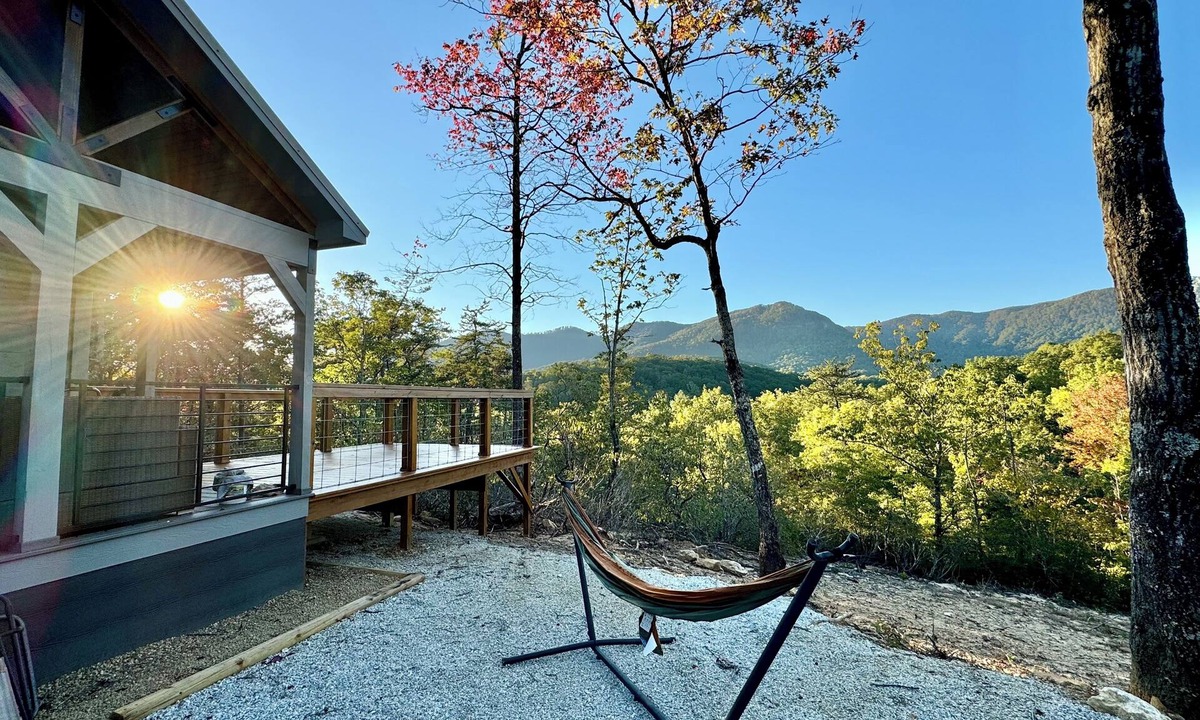 Cleveland Cabin | Unbelievable Mountainside Views, Charming Cabin WiFi, AC, Gas Fireplace, Loft.