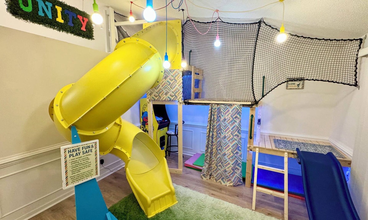Conestee House | Unique Family-Friendly Home with Indoor Playground & Ping Pong! Central Location