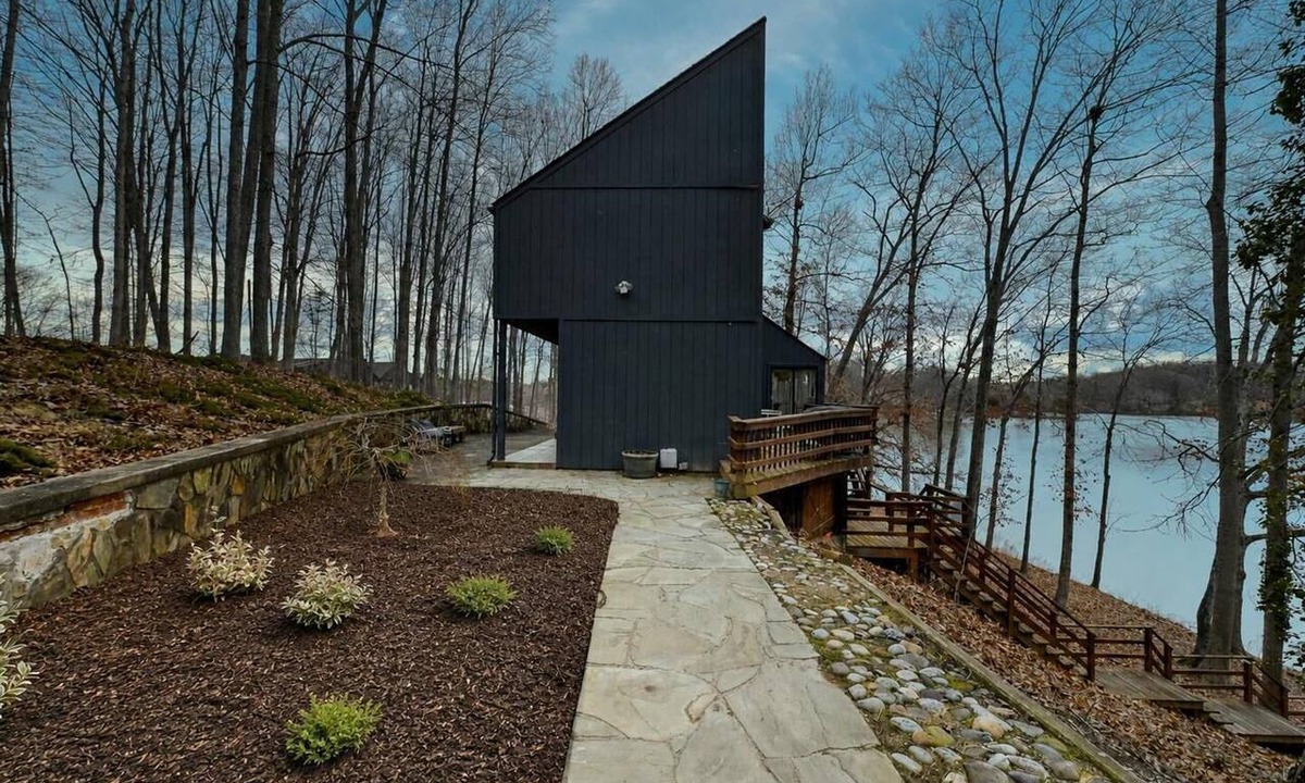 Livingston House | Unique Waterfront Home w/Private Beach -You'll Fall In Love with Eagle's Bluff
