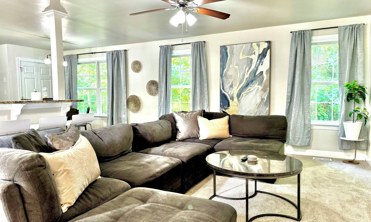 Prosperity Church Road House | University City 4BR Retreat: Style & Space for 10