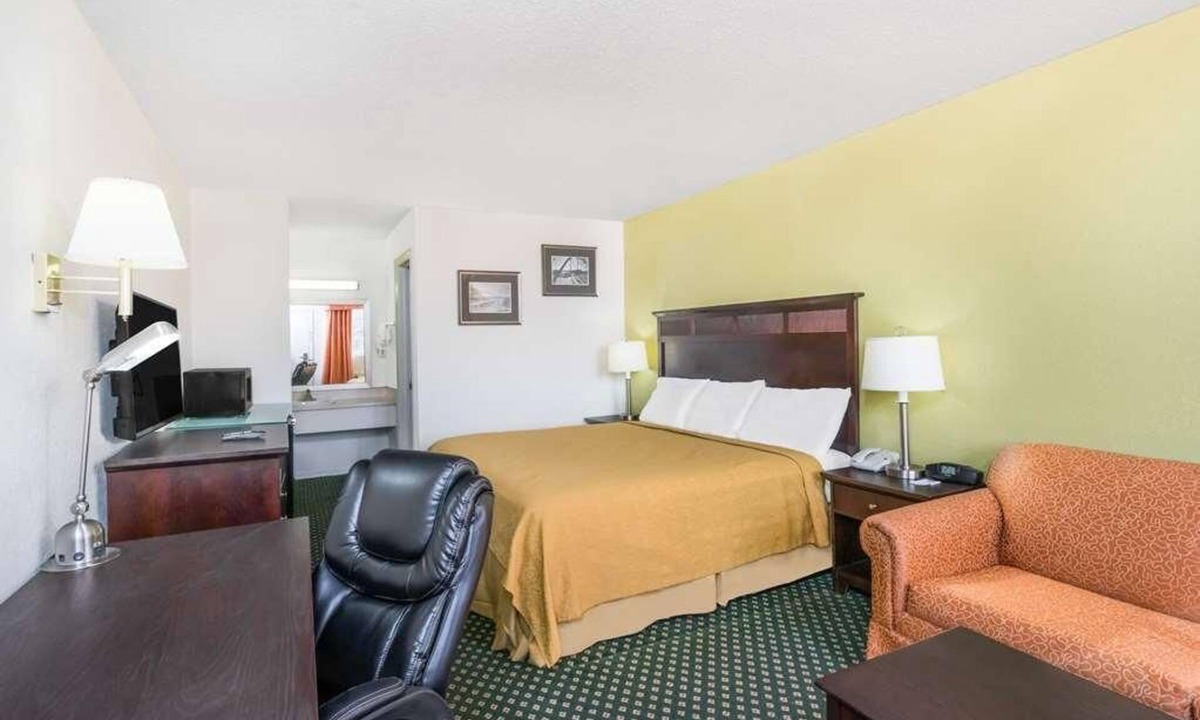 Lookout Valley Neighborhood Association Hotel | Unwind & Relax! Free Parking, Seasonal Pool, Pets Allowed, Close to Ruby Falls!