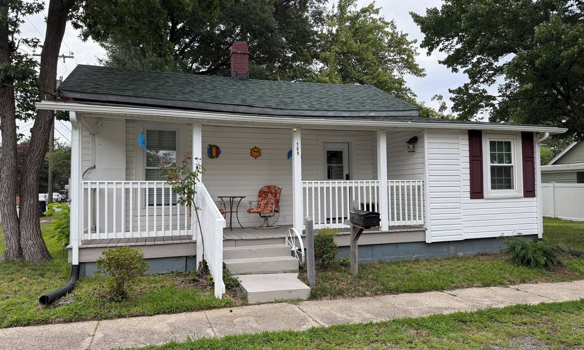 Colonial Beach House | Updated home 2 blocks from water in Colonial Beach-come visit Driftwood Cottage!