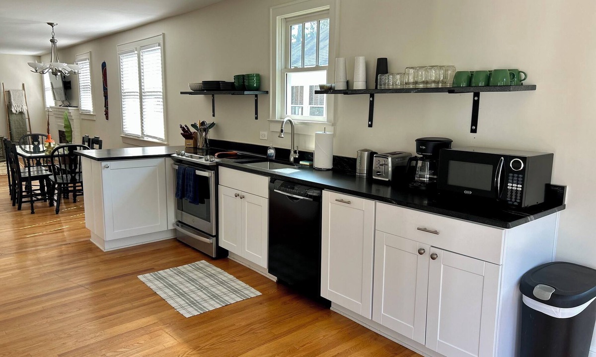North Charleston House | Updated Park Circle Retreat - 3 Queens - Modern & Family-Friendly -N Chs