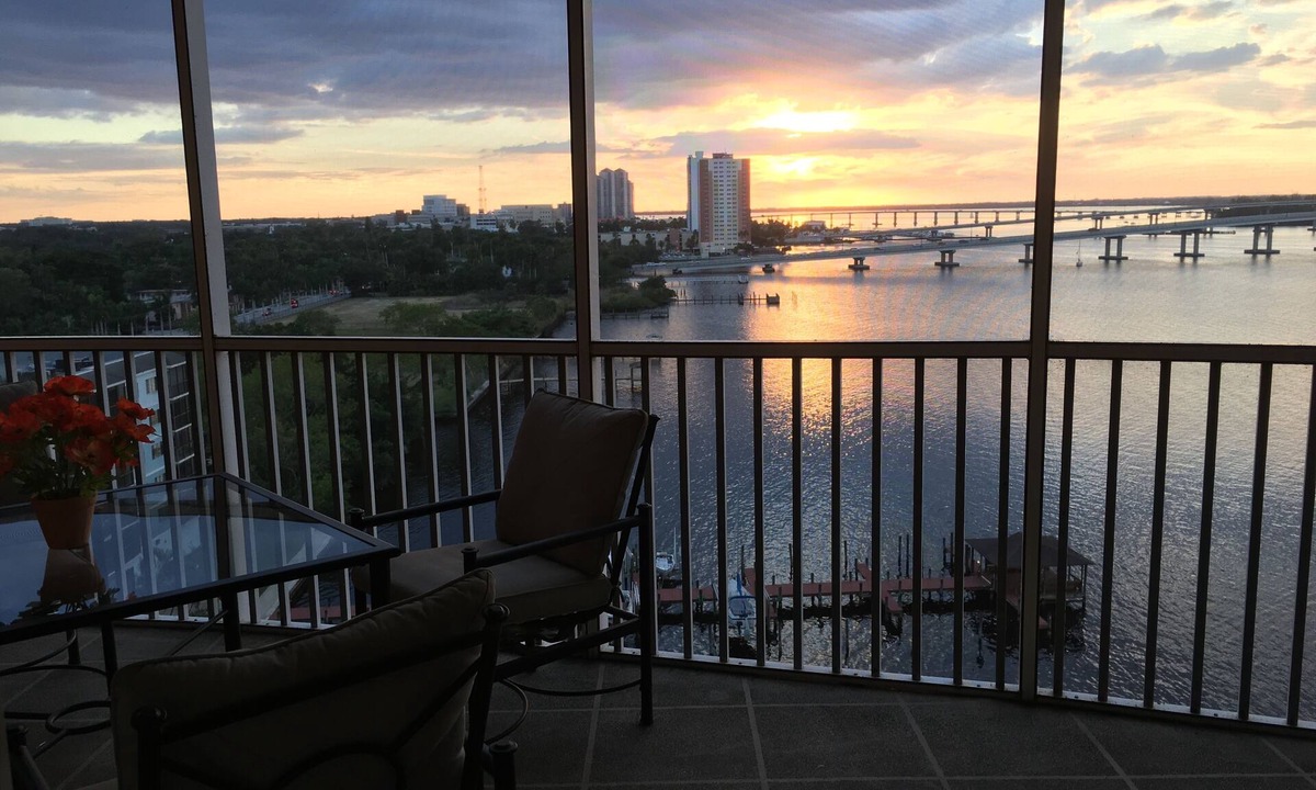 East 1st Street Condo | Upscale 9th Floor Water-Front 3 Br Condo In Downtown Fort Myers: 30 day minimum