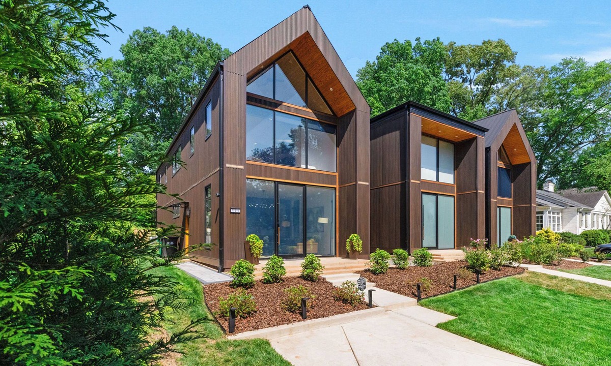 Barclay Downs House | Urban Luxury Townhouse near Southpark and Quail Hollow - 2BR , Private backyard