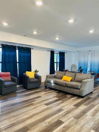 Ponderosa - Wingate House | Vacation Home in CLT King and 3Q
