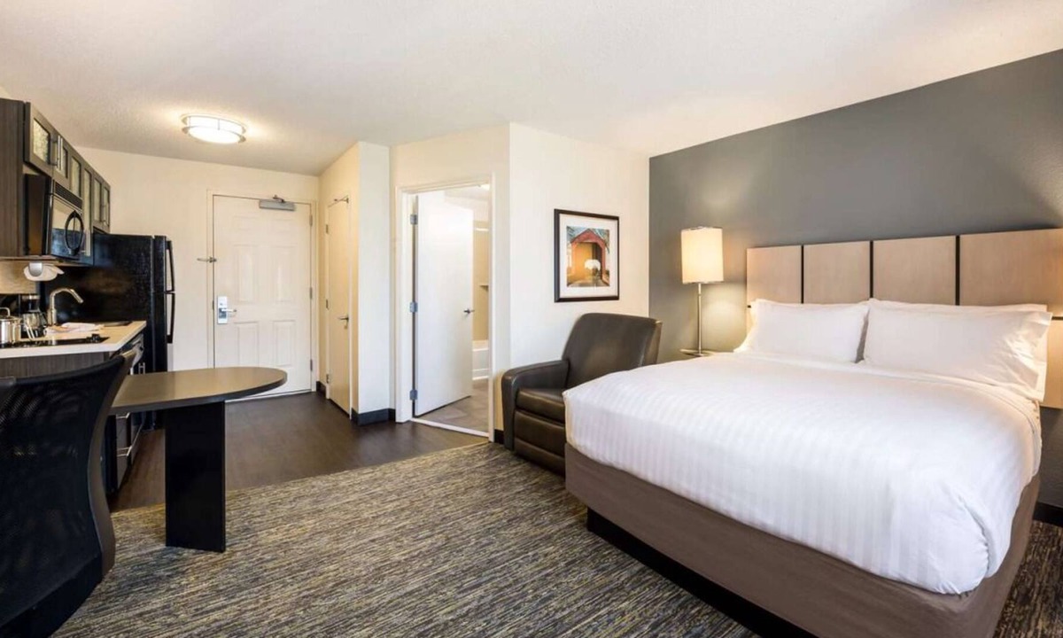 Clearwater House | Vacation Time! Close to Airport, Full Kitchen, Pet-friendly and Outdoor Pool!