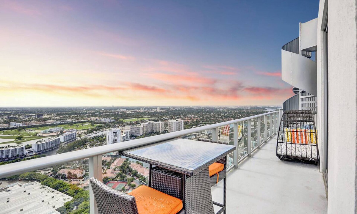 North Beach Apartment | Ventur Penthouse - Skyline View - Terrace Access