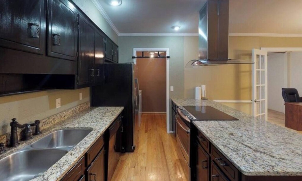 Summerville House | Very Spacious 3 Bedroom & 3 bath townhome- 2000 sq ft.