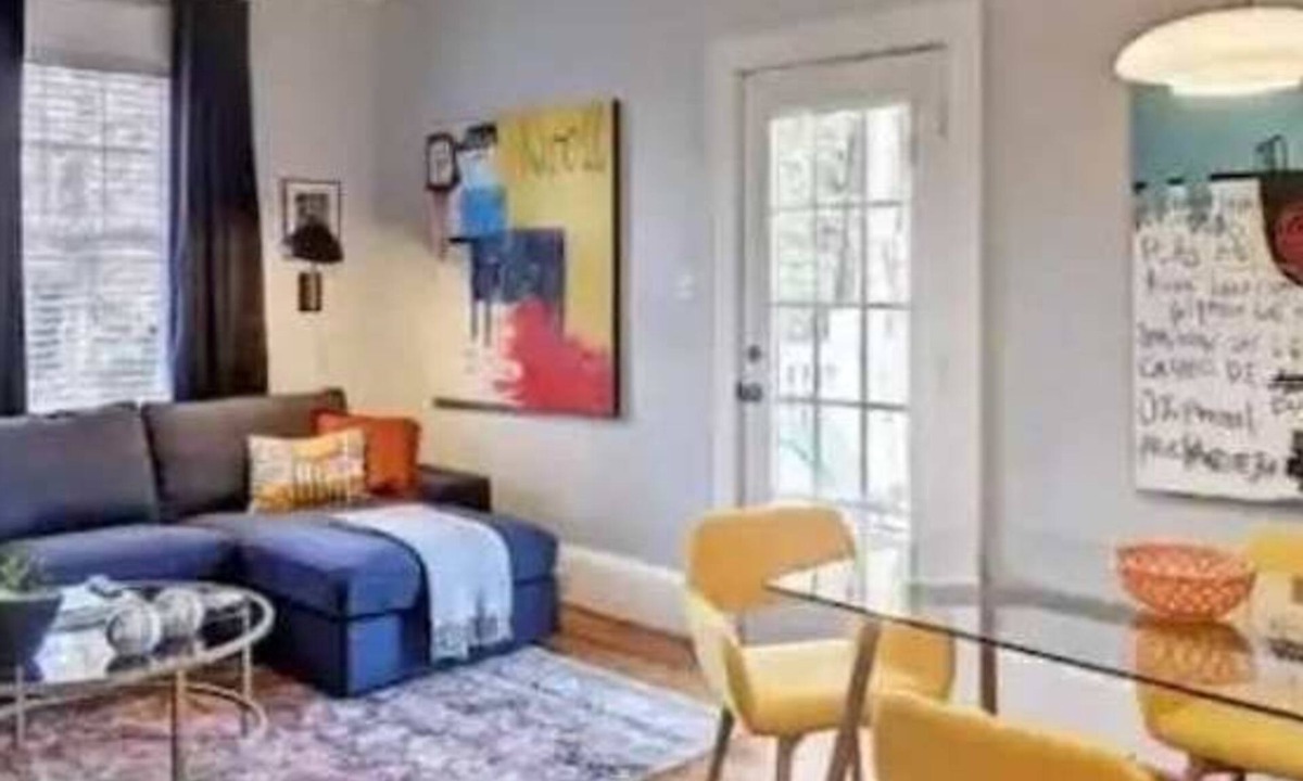 Dilworth Condo | Vibrant Dilworth 2BR King Condo | Porch | Walkable