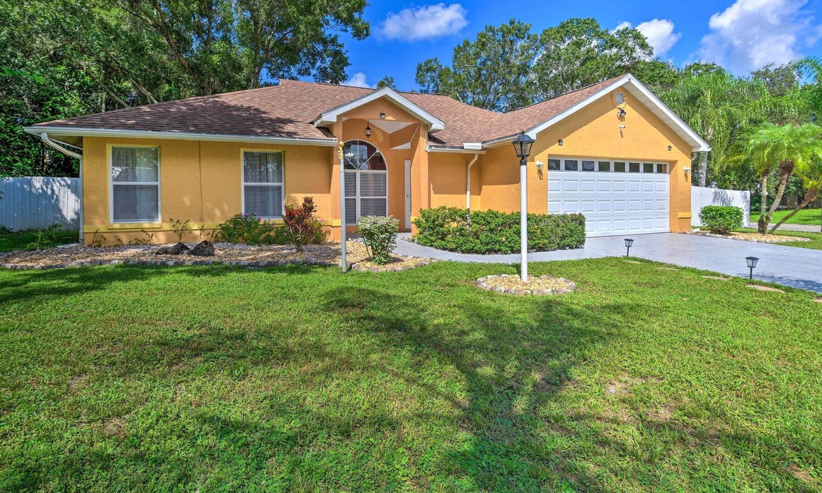 Fruitville House | Vibrant Sarasota Home: Yard & Furnished Deck!
