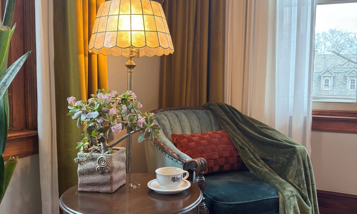 Spruce Hill Apartment | Victorian Antique & Elegance Suite With 2 King Beds