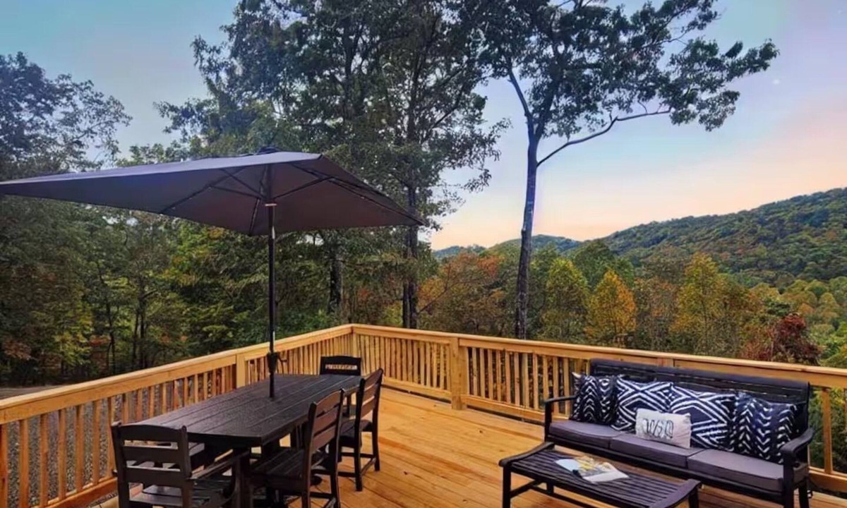Blue Ridge Ski Chalet | Views - Game Room - Hot Tub - EV Charger - Convenient Location Downtown/Aska