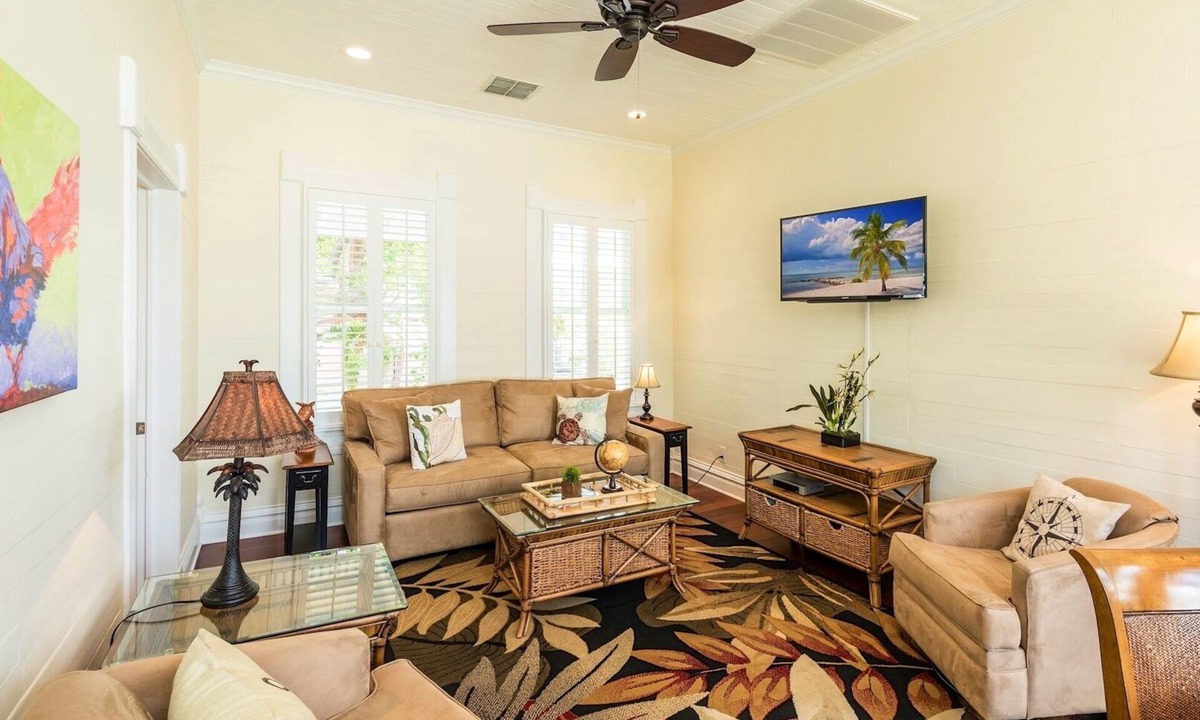 Downtown Condo | *VILLA ANGELITA @ OLD TOWN* Renovated Condo Off Duval + LAST KEY SERVICES.